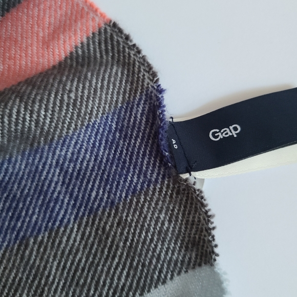 3/$15 Gap Women's Blue and Pink Fall and Winter Scarf fringe - Picture 2 of 2